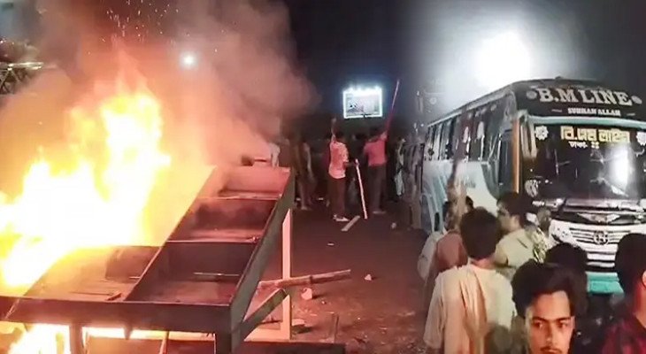 মনোনয়ন না পাওয়ায় এক্সপ্রেসওয়েতে টায়ার জ্বালিয়ে অবরোধ